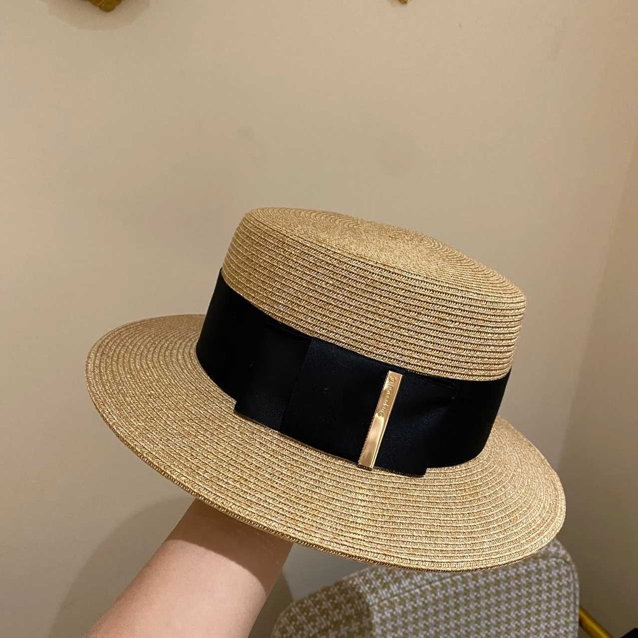 Classic and fashionable plain weave straw hat used for UV protection sun hat vacation ladies beach hat elegant top hat for spring and summer bow tie X
