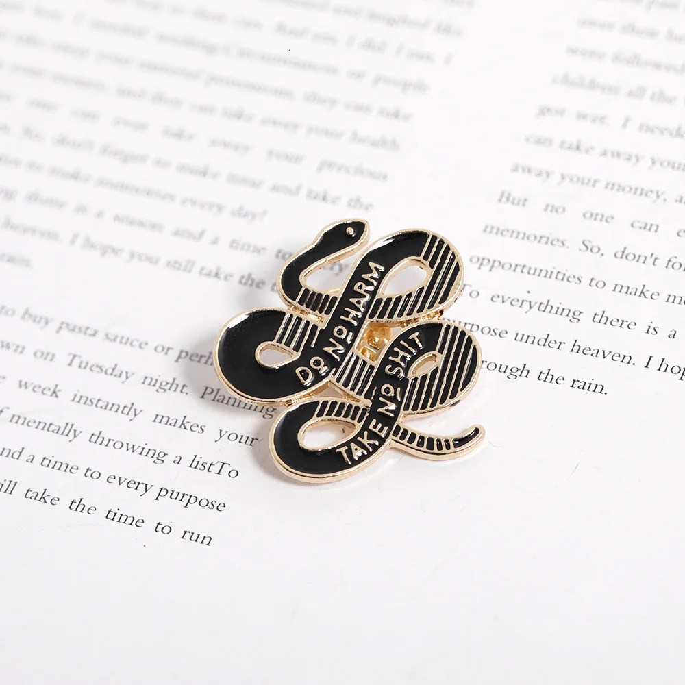 Fashion Personality Snake Brooch Do No Harm Take No Shit Enamel Denim Lapel Pin Buckle Women and Men Accessories Punk Jewelry 250103