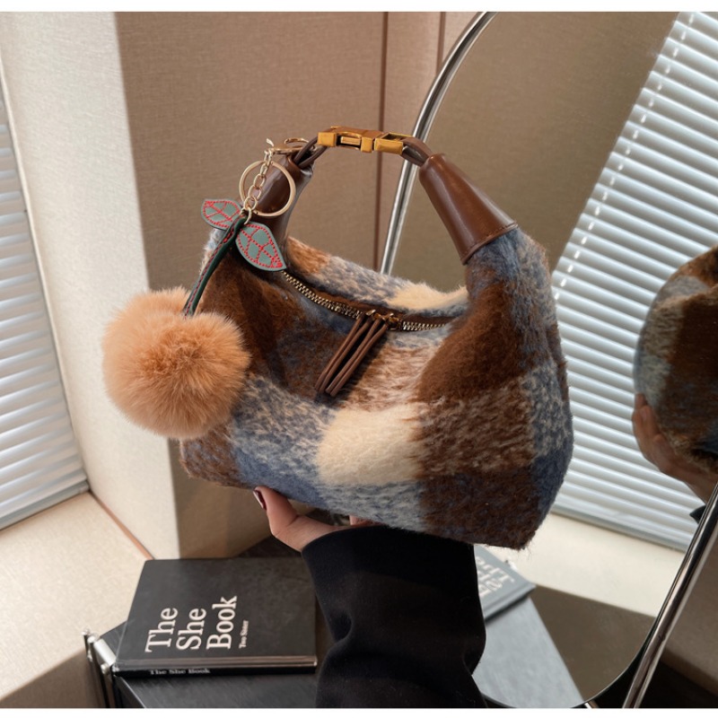 Stylish Seasonal Shoulder Bag - Durable Messenger Style Handbag for Fall and Winter Fashion