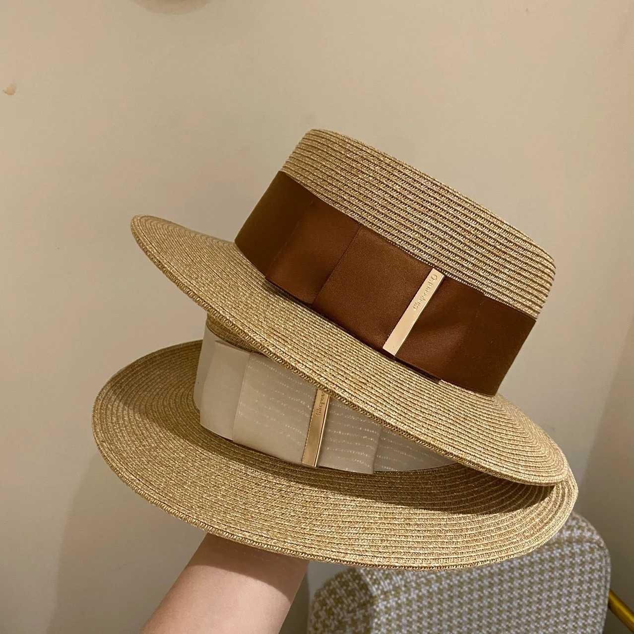 Classic and fashionable plain weave straw hat used for UV protection sun hat vacation ladies beach hat elegant top hat for spring and summer bow tie X