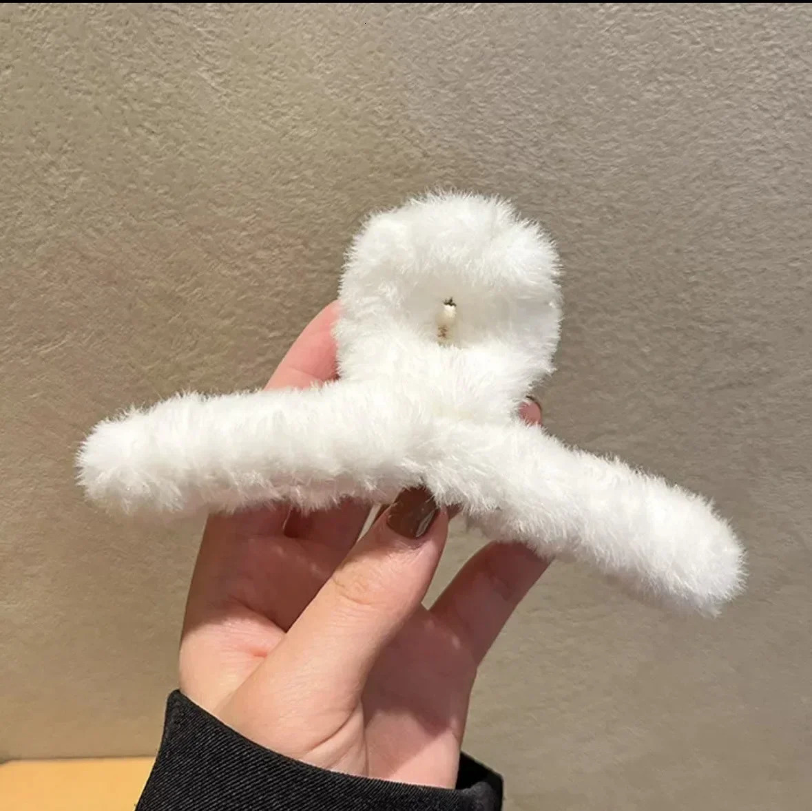 Women Hair Claw Winter Faux Fur Clip Elegant Acrylic Crab Barrette Hairpin GirlHair Accessor Furry Headwear 241228