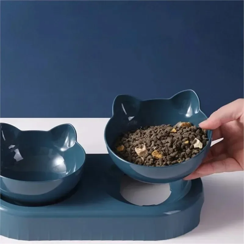 584936 Plastic cat bowls are available in a variety of colors and shapes to meet the aesthetic tastes of different owners and the needs of cats