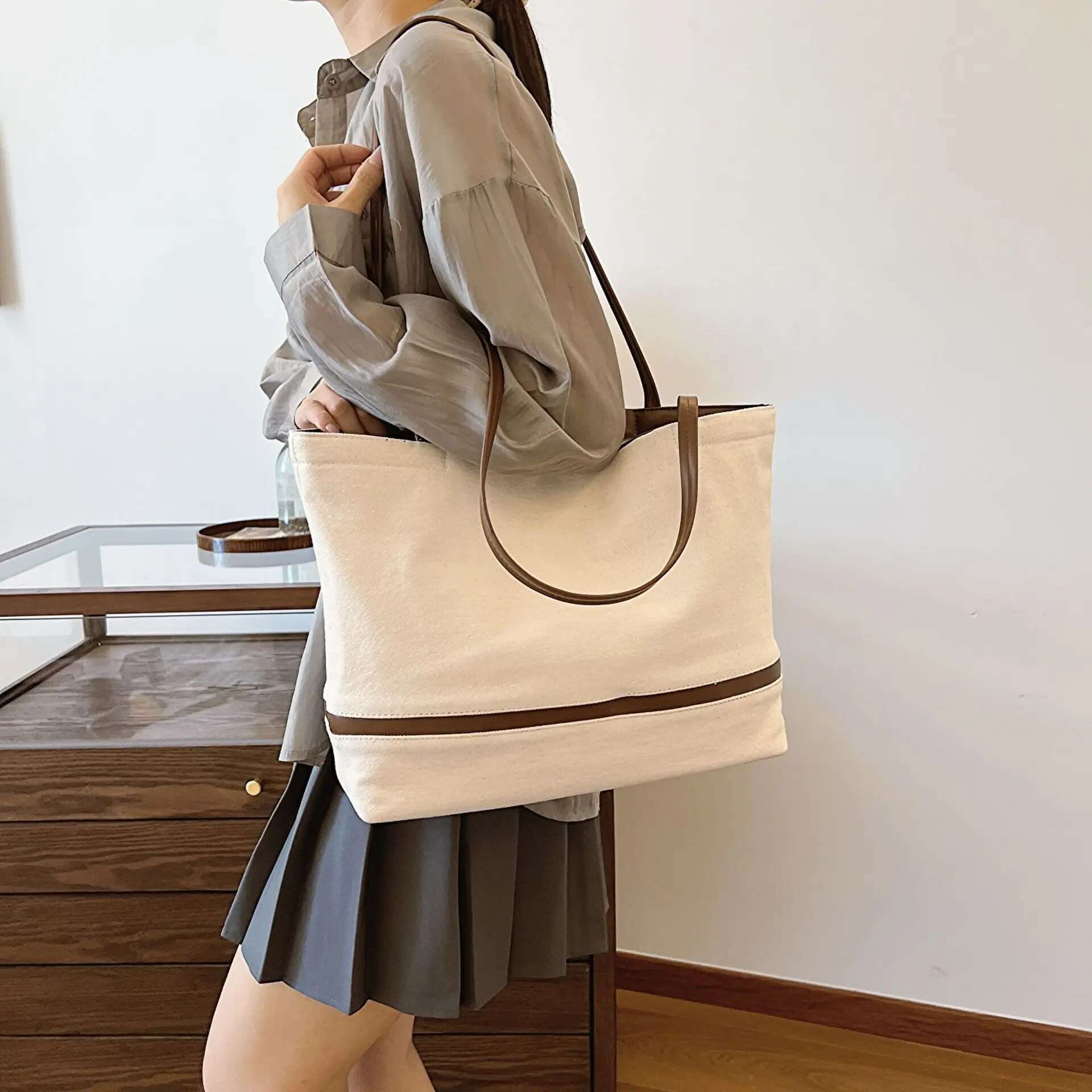 Large Capacity Shopping Versatile Tote For Girls Casual Contrasting Color Single Shoulder Hand-Held Commuting Bag Trendy