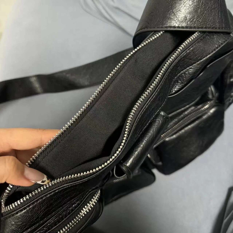 Dark Motorcycle Style Large-Capacity Shoulder Man 2025 Fashion Tote Casual Multi-Pocket Zipper Design Crossbody Bag