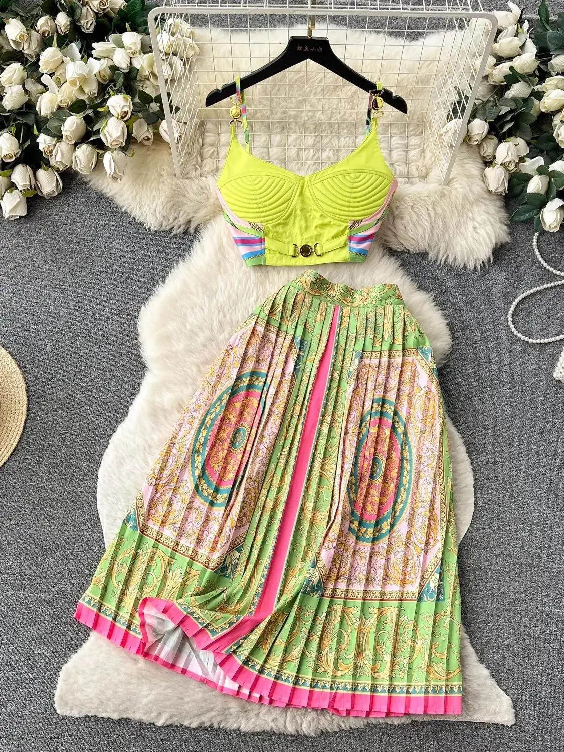 Sexy Baroque Chain Two Piece Set Summer Womens Simple Metal Buckle y Bra Spaghetti Strap Crop Top Pleated Midi Skirt 250106