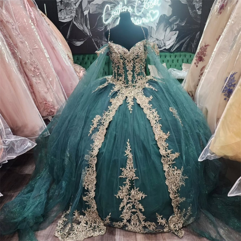 Cinderalle Green Vestido De 15 Quinceanera 2025 Cape Sleeves Gold Appliques Vestidos De Xv Anos Shiny Birthday Party Dress Spaghetti Straps Sweet 16 D