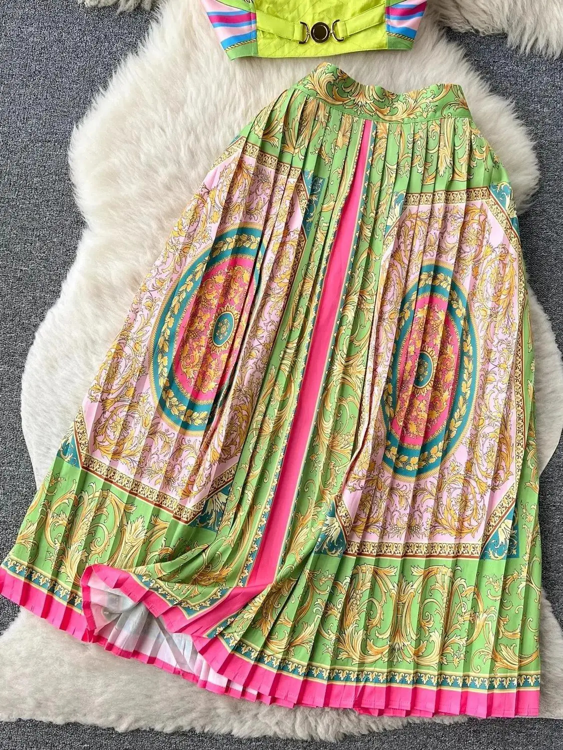 Sexy Baroque Chain Two Piece Set Summer Womens Simple Metal Buckle y Bra Spaghetti Strap Crop Top Pleated Midi Skirt 250106