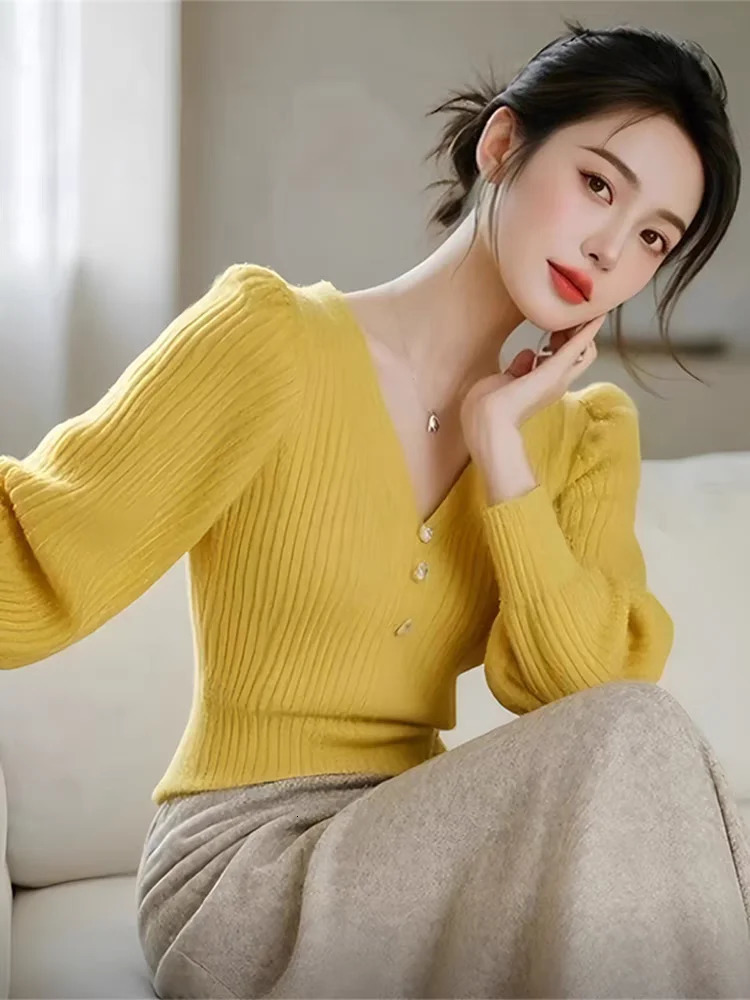 Autumn and winter socialite temperament casual suit Vneck long sleeved knitted topskirt twopiece set 250106