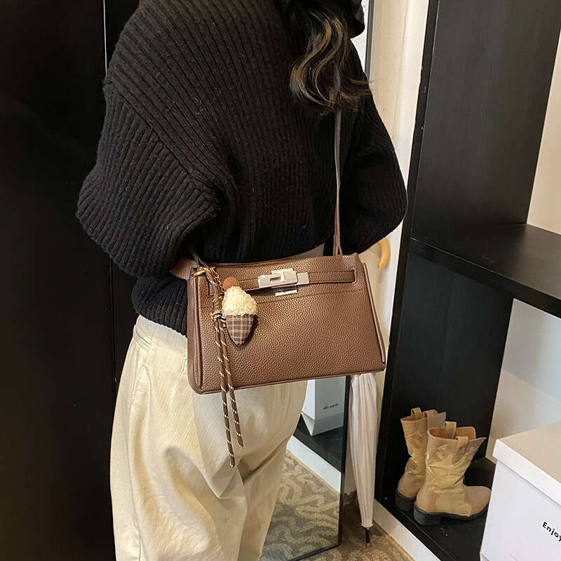 Step into the new popular fashion handbag, women's single shoulder versatile, high-end, crossbody, niche design
