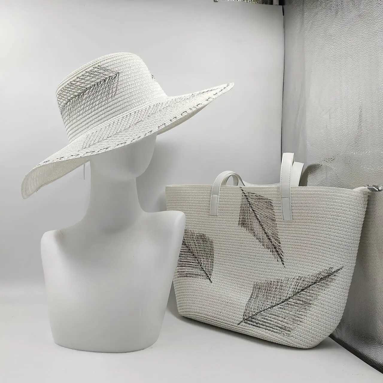Hat and bag set Warm striped design summer straw hat travel bag fashionable and breathable straw hat womens beach sun hat X250109