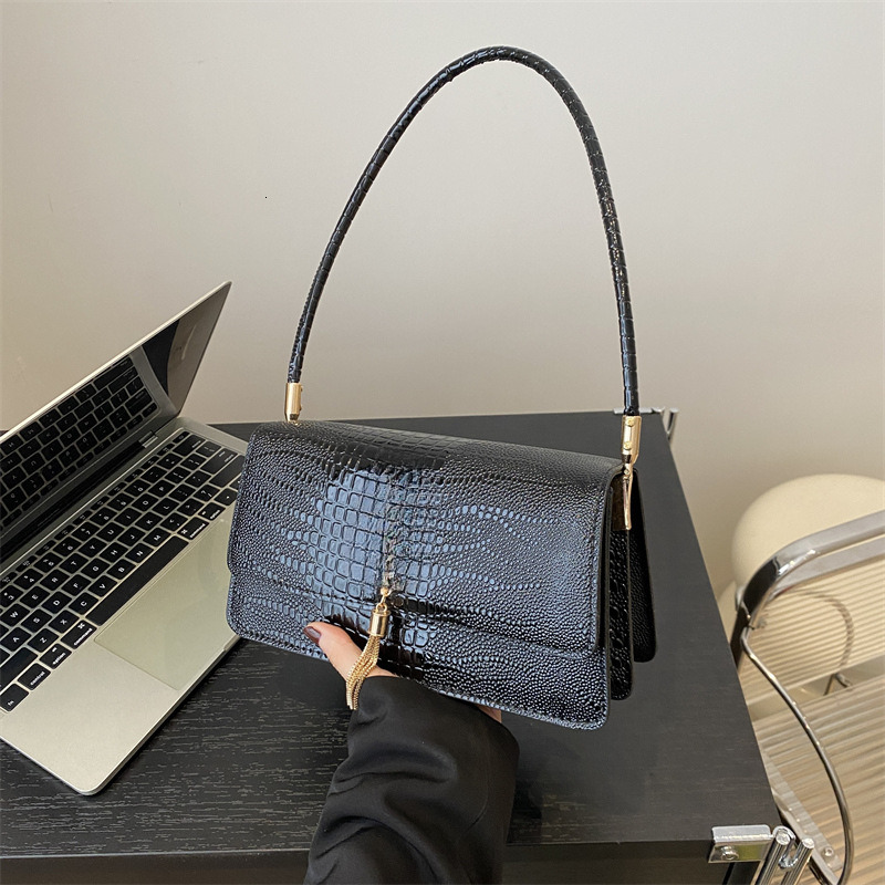 New High-end Designer Bag, Women's Temperament Simple Tassel Shoulder Spring New Versatile Women's Armpit Commuting Bag Small Square Bag Wal