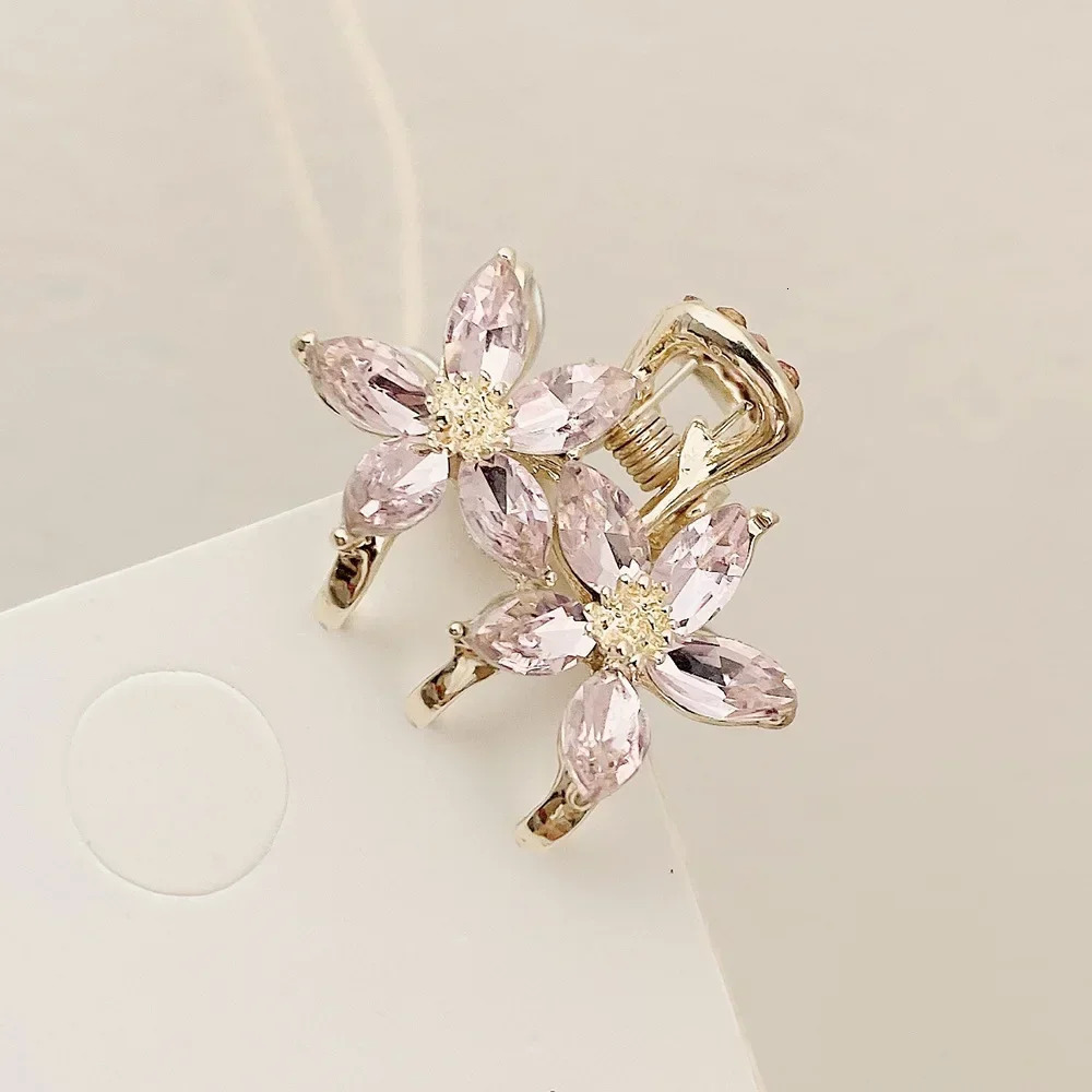 Small Bangs Grip Ladies Temperament Crystal Flower Side Decorative Claw Clips for Girls Hair Accessories Headwear 250103