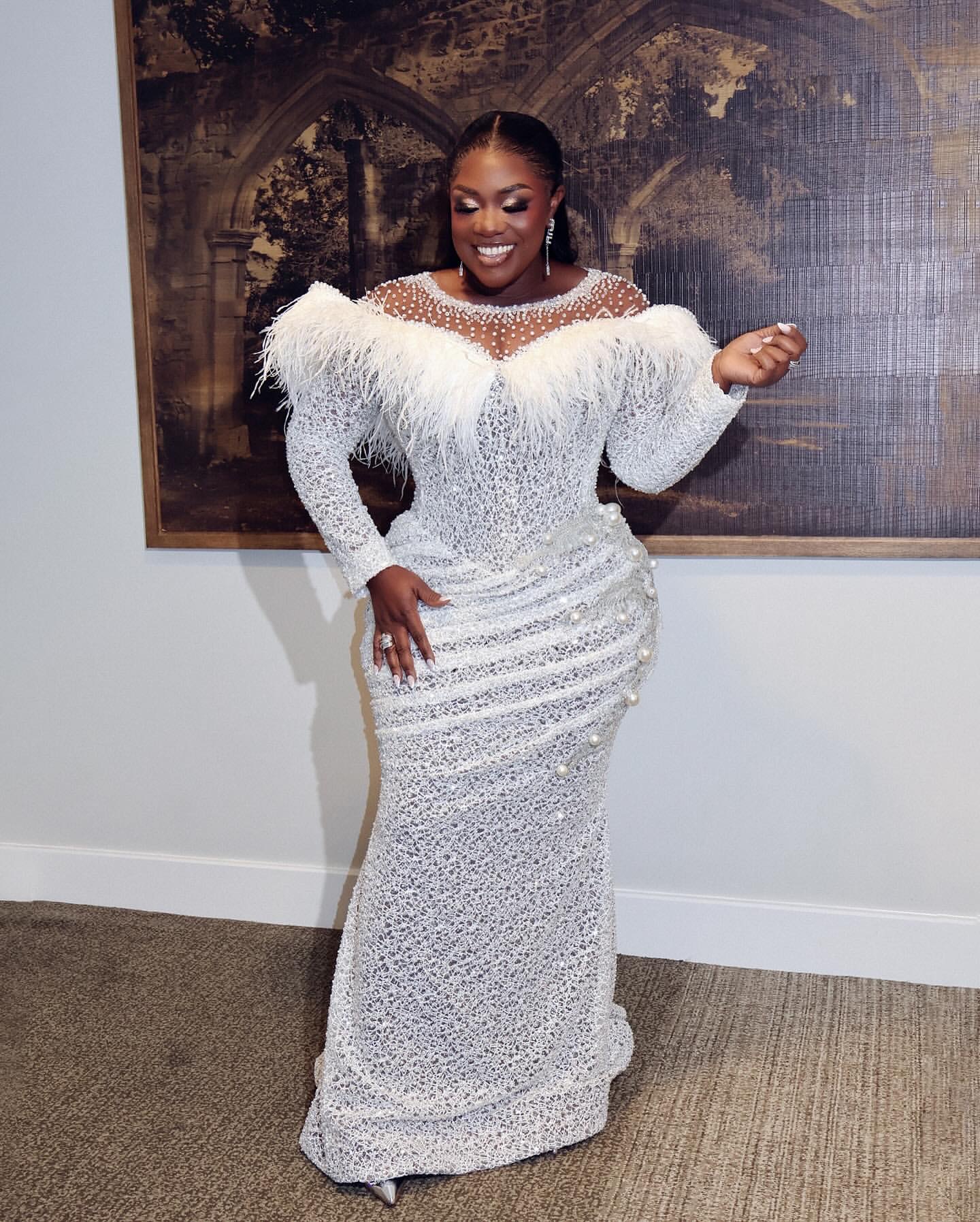 2025 Arabic Aso Ebi Plus Size White Wedding Dresses Pearls Feather Lace Sheer Neck Vintage Elegant Bridal Gowns Dress For Brides