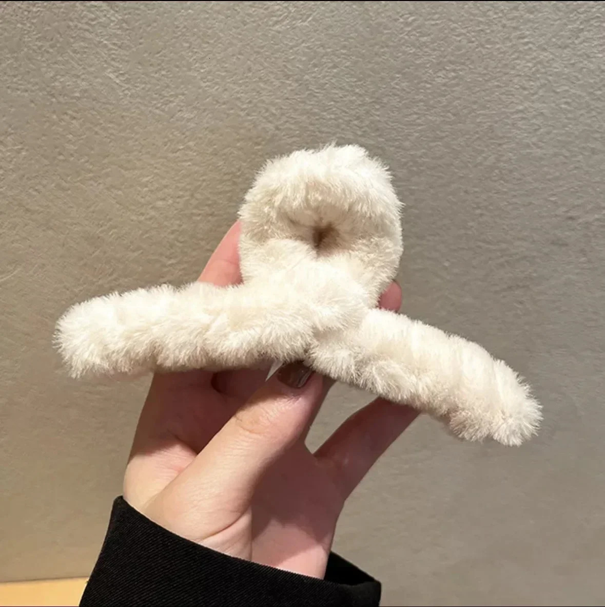 Women Hair Claw Winter Faux Fur Clip Elegant Acrylic Crab Barrette Hairpin GirlHair Accessor Furry Headwear 241228
