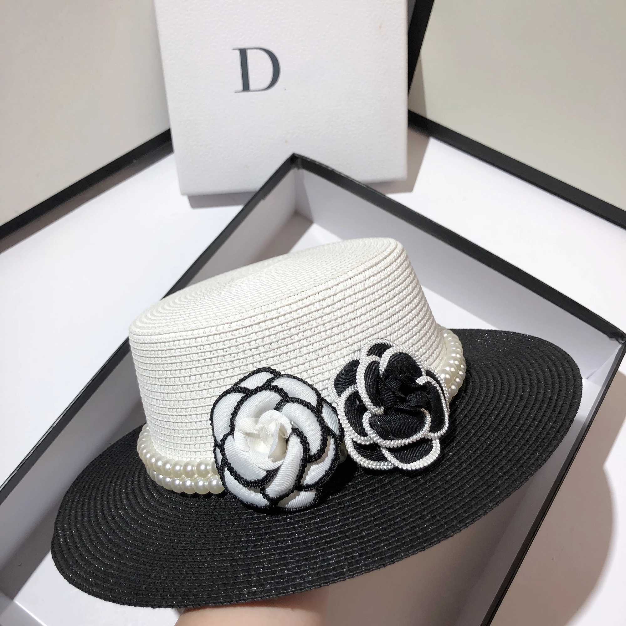 Light luxury small perfume flat top hat summer grass woven wild black and white wind sun hat X250109