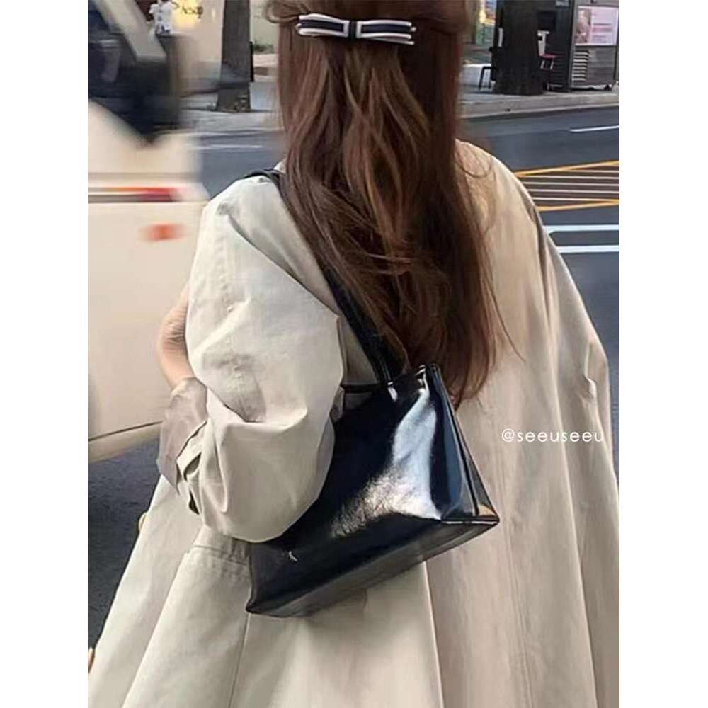 Bright sided shoulder female niche design bag, 2023 new handbag, patent leather horizontal cross bag