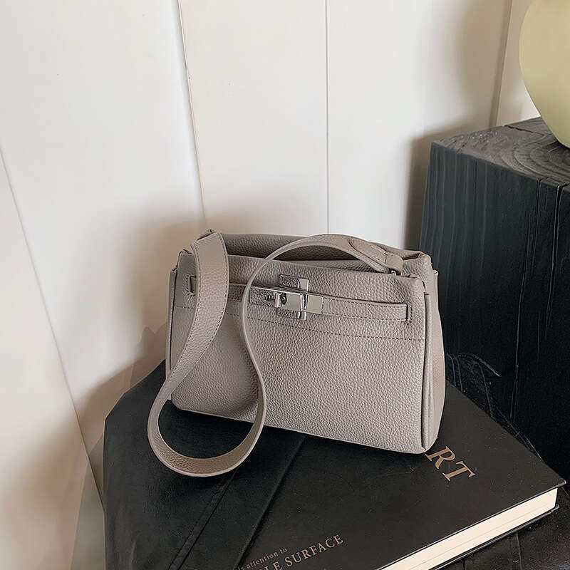 Step into the new popular fashion handbag, women's single shoulder versatile, high-end, crossbody, niche design