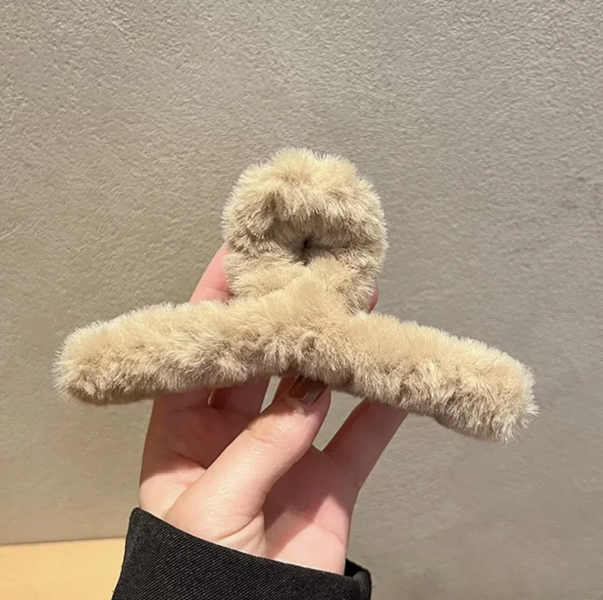 Women Hair Claw Winter Faux Fur Clip Elegant Acrylic Crab Barrette Hairpin GirlHair Accessor Furry Headwear 241228