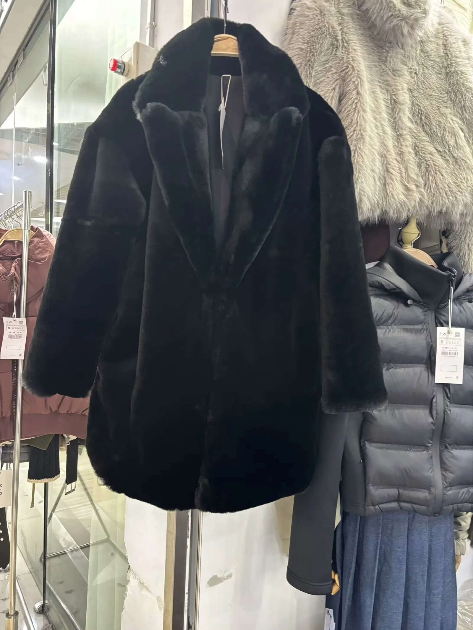 TRAFZA Women Fall Winter Faux Fur Lapel Mid Length New 2025 Fashion Elegant Romantic High Street Vintage Loose Coat