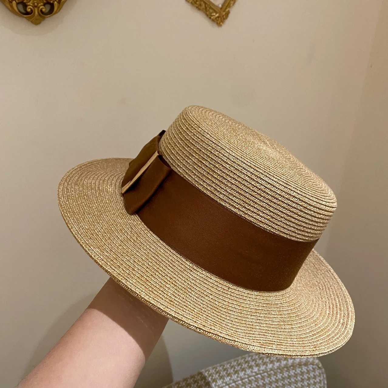 Classic and fashionable plain weave straw hat used for UV protection sun hat vacation ladies beach hat elegant top hat for spring and summer bow tie X