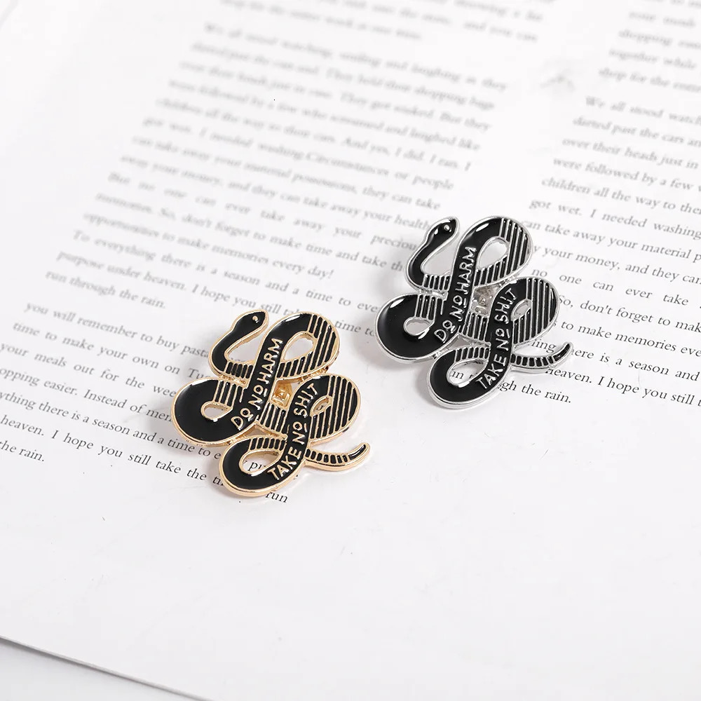Fashion Personality Snake Brooch Do No Harm Take No Shit Enamel Denim Lapel Pin Buckle Women and Men Accessories Punk Jewelry 250103