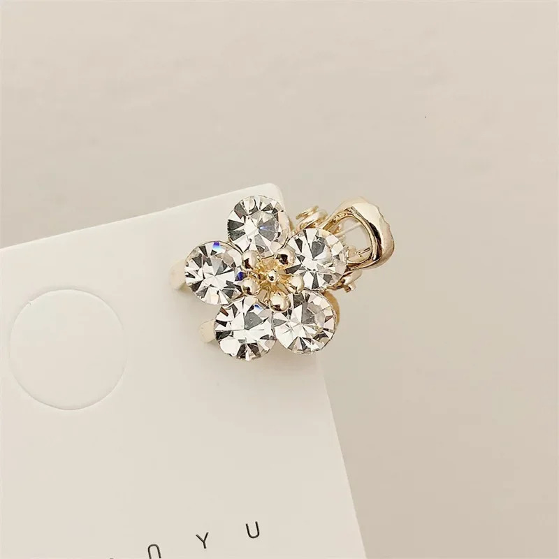 Small Bangs Grip Ladies Temperament Crystal Flower Side Decorative Claw Clips for Girls Hair Accessories Headwear 250103