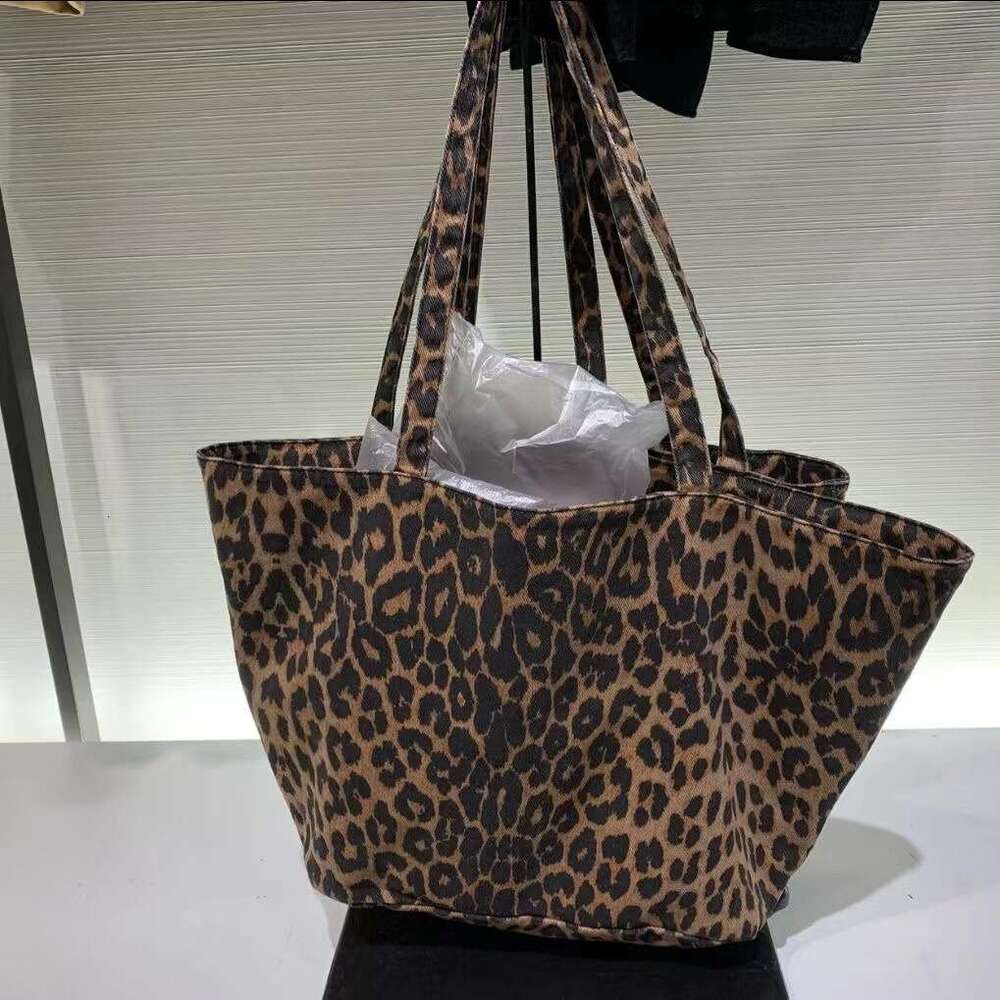 Spring leopard print shoulder tote super ins free style large capacity shopping college tutoring bag