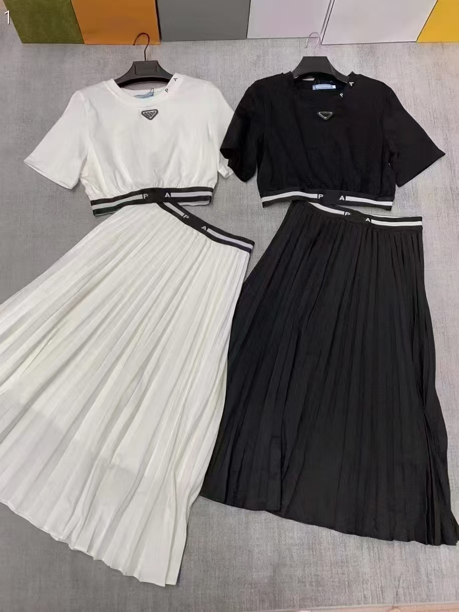 Knitted Women T-shirt Tops With Skirts Set Luxury Designer Letters Contrast Color Tees Pleated Skirt Outfit Elegant Casual Daily Woman Knits Dress Clothes Sets Short