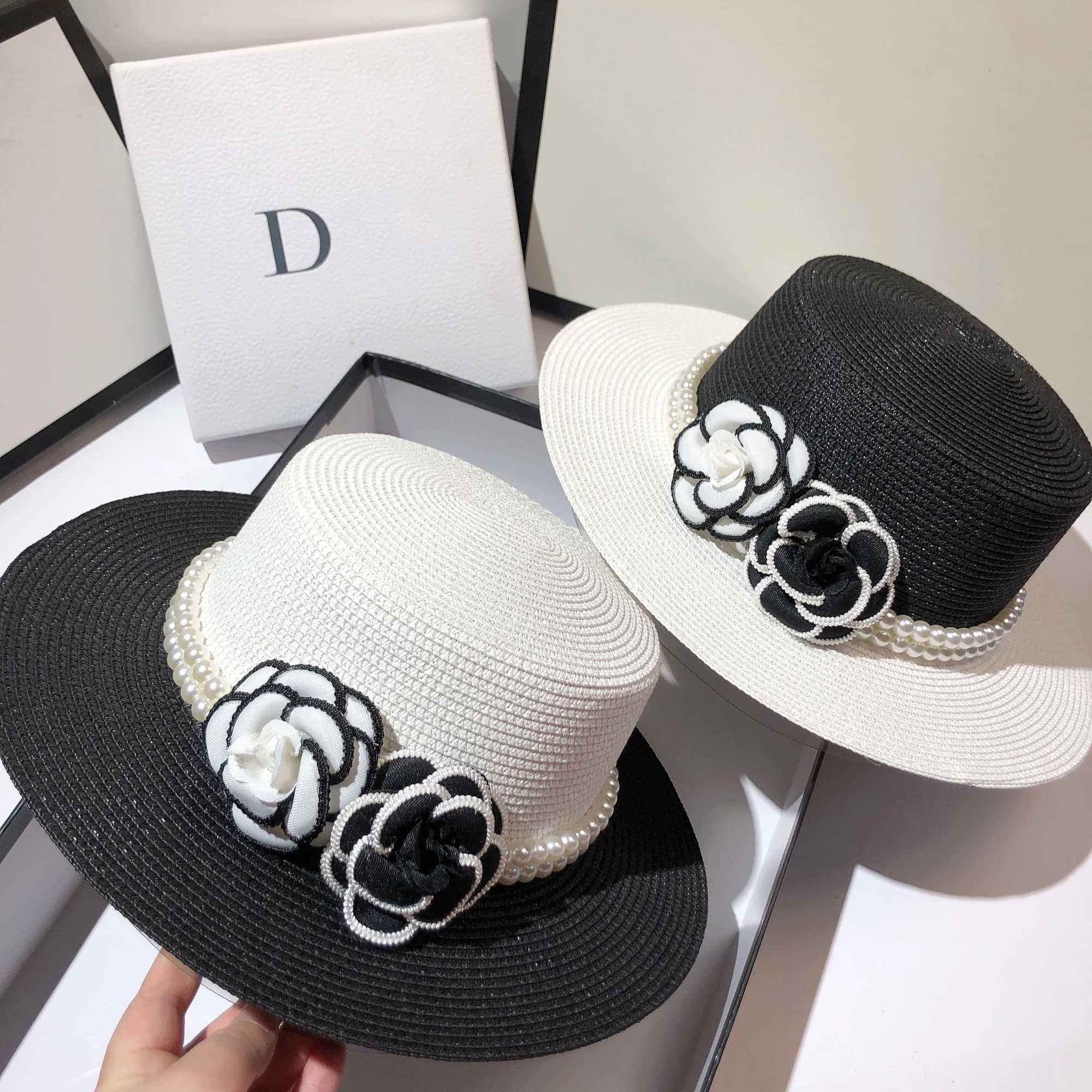 Light luxury small perfume flat top hat summer grass woven wild black and white wind sun hat X250109