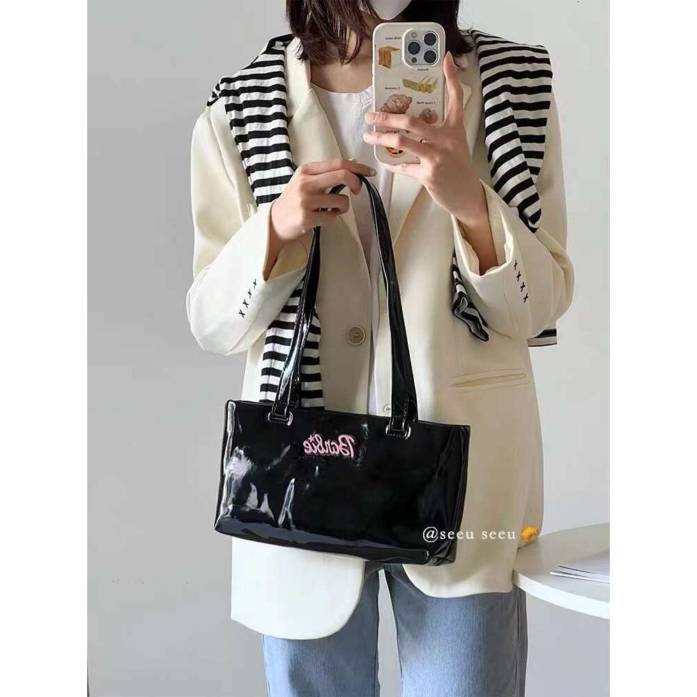 Bright sided shoulder female niche design bag, 2023 new handbag, patent leather horizontal cross bag