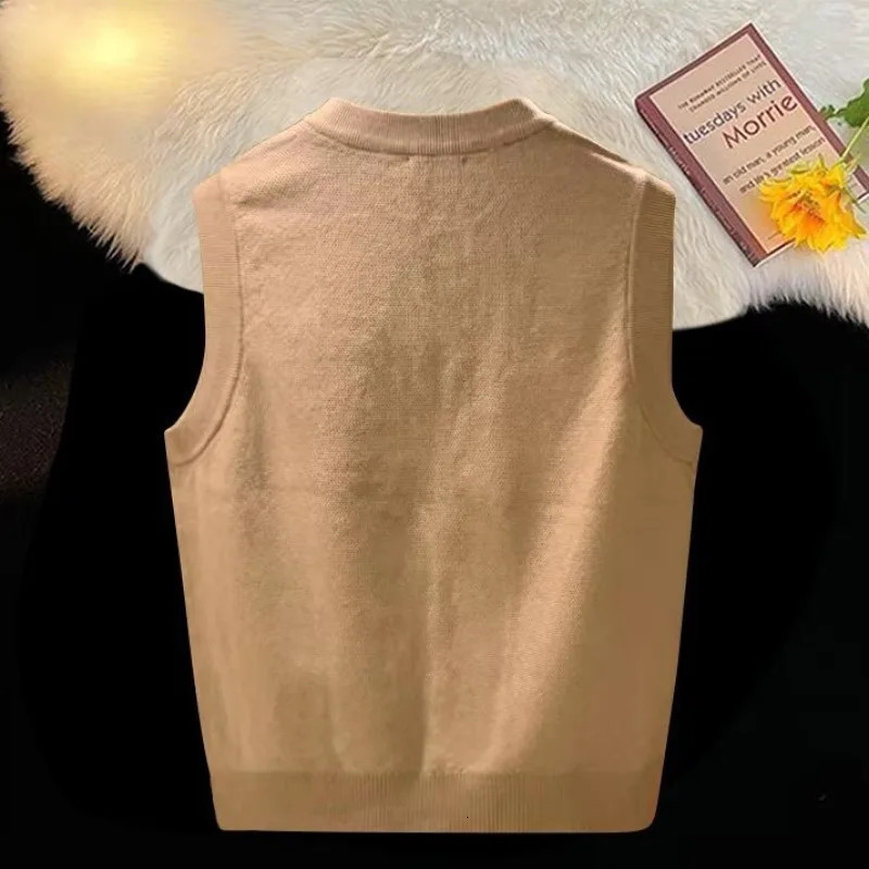 Knit Sweater Male with Pockets Mens Clothing Black Round Collar Sleeveless Crewneck Waistcoat Vest Japanese Harajuku Fashion A 250107