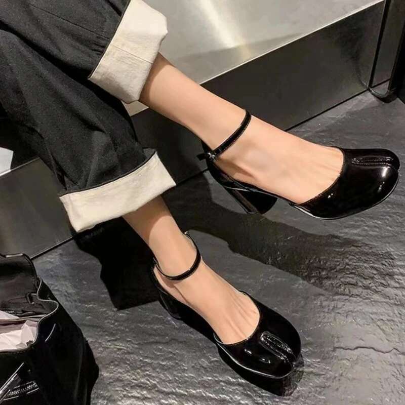 Red Patent Leather Split Toe Sandals Brand Designer Summer Black Mary Janes Ladies Cover Heel Buckle Shoes For Women Dress Pumps