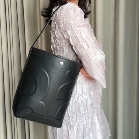 Bag Handheld Bucket Premium 2024 New Autumn And Winter Versatile Single Shoulder Crossbody Texture Commuting Women's Bag