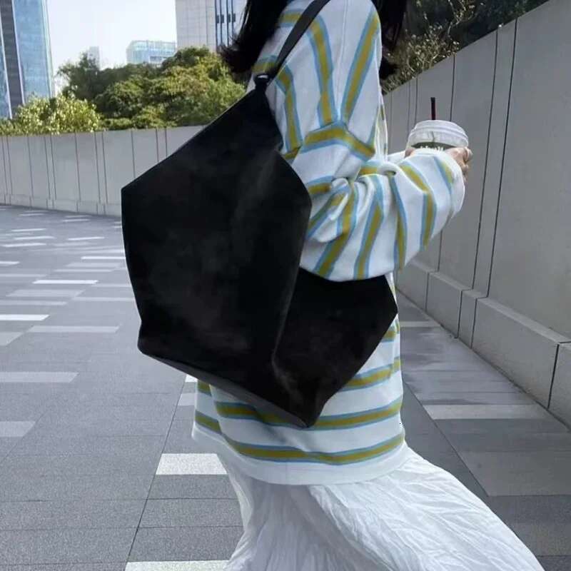 2025 New Women's Solid Color Cowhide Suede Handbag Dumpg Bucket Commuter Large Capacity Niche Single Shoulder Tote Bag