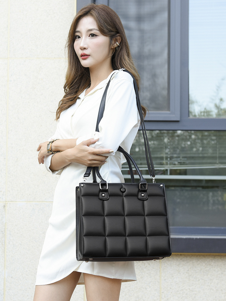 Bag Textured Women's Bag, New Trendy Internet Celebrity Fashion Crossbody For Summer 2023, Black Personalized Hand-Held Generous Bag