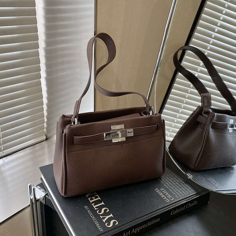 Step into the new popular fashion handbag, women's single shoulder versatile, high-end, crossbody, niche design