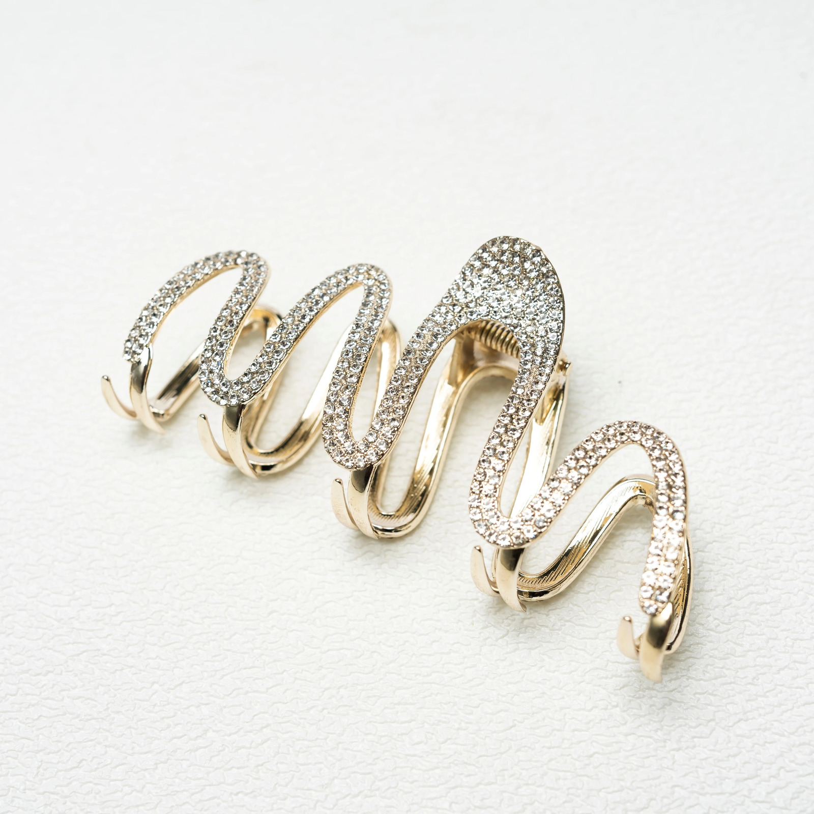 2025 Hair Accessories Gold Diamond Shiny Hair Clip with Exquisite Evening Dress Shark Teeth Gift for Women ious Paw Claw Clip Cute Girl Bow Wave Paw C