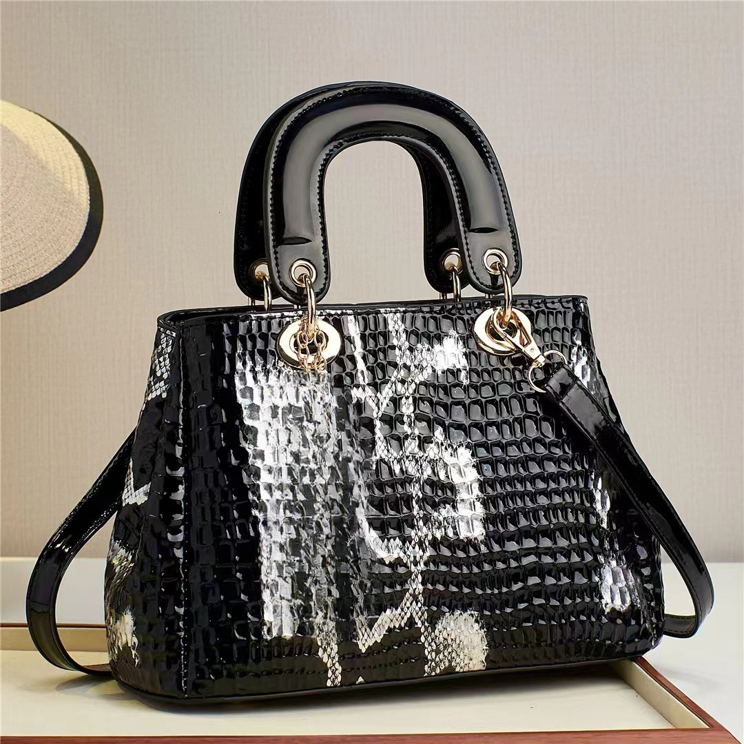 Free shipping new designer bag snake skin pattern women's handbag 2025 new women's handbag multifunctional shoulder bag large capacity shoul