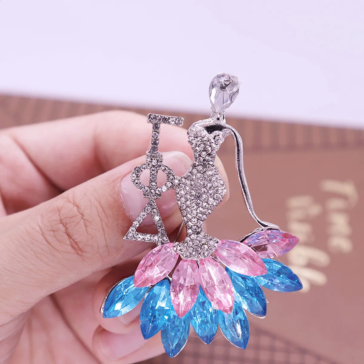 Bling Rhinestone Dancing Lady Letters OES Pin Masonic Order Eastern Star Women Members Brooch Jewelry 250103