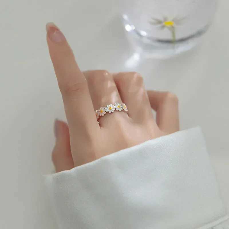 Fashion Vintage Daisy Flower Rings For Women Style Adjustable Opening Finger Ring Bride Wedding Engagement Statement JewelryXJ250110