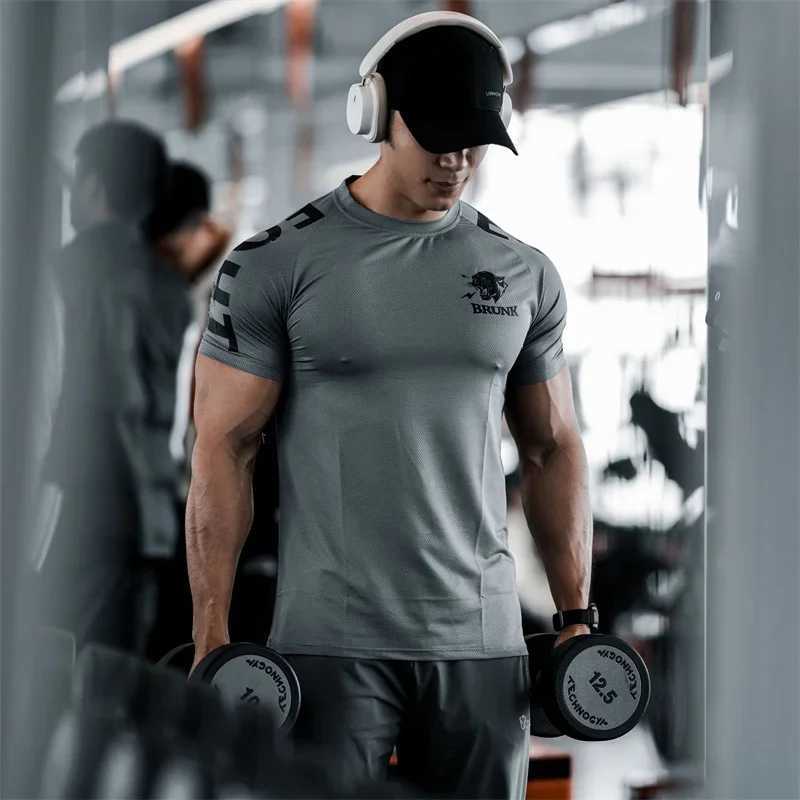 2024 Summer New Mens Sports and Leisure Running Fitness Shirt Fast Drying Breathable Training Short Sleeve T-shirt W250111
