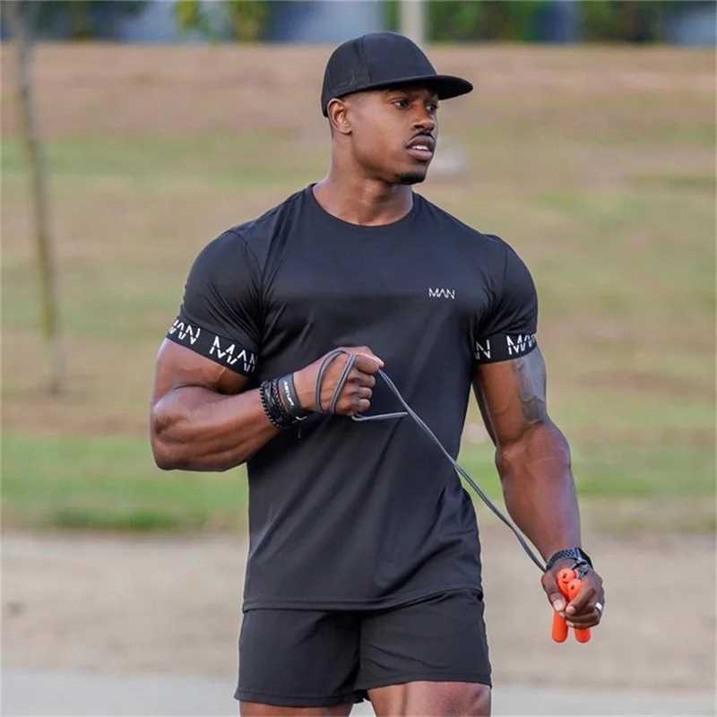 2024 New Summer Mens Short sleeved Quick drying Gym T-shirt Running Fitness Top Street Clothing Sports T-shirt Mens Clothing W250111