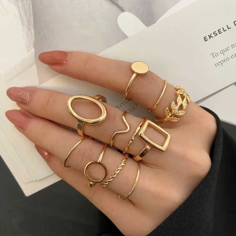 Bohemian Gold Heart Ring Set for Women Retro Geometric Cross Pearl Butterfly Finger Ring Womens Fashion Jewelry Gift W250111
