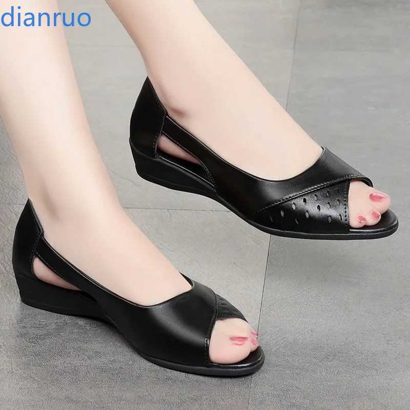 New Arrival Summer soft soled mother sandals middleaged and elderly fish mouth and elderly leather shoes flat bottomed middleaged and elderly single s