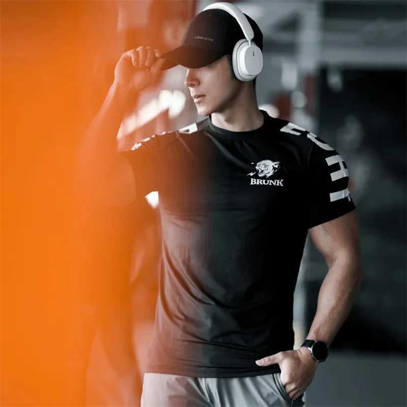2024 Summer New Mens Sports and Leisure Running Fitness Shirt Fast Drying Breathable Training Short Sleeve T-shirt W250111