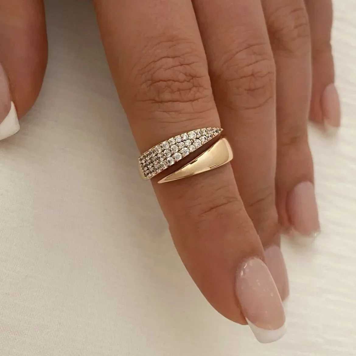 2024 Nwe Stainless Steel 18K Gold Plated Womens Sun Ring Hollow Metal Texture Ring Tren JewelryXJ250412