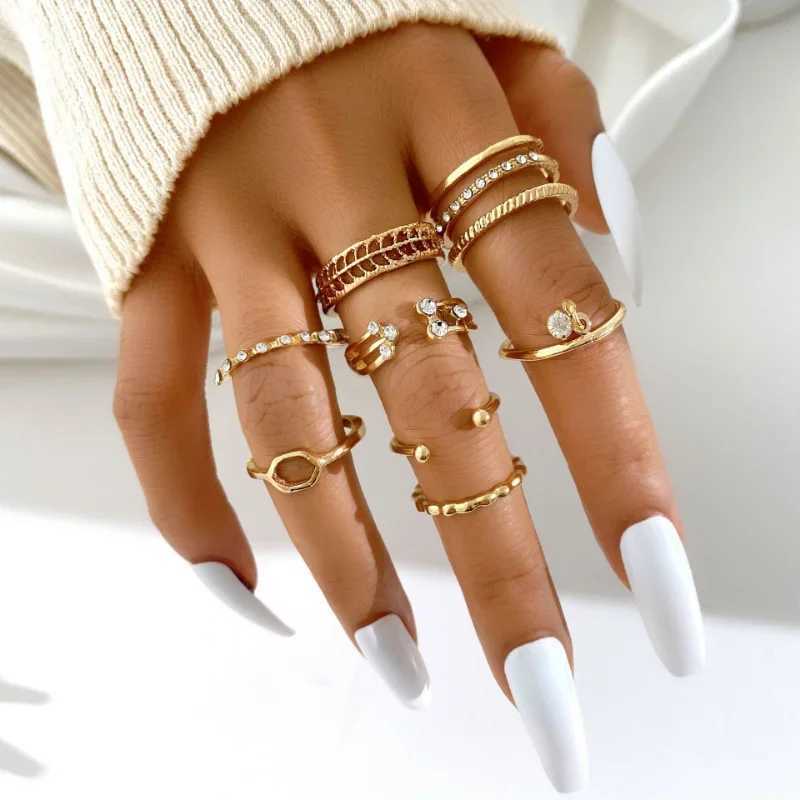 Bohemian Gold Heart Ring Set for Women Retro Geometric Cross Pearl Butterfly Finger Ring Womens Fashion Jewelry Gift W250111