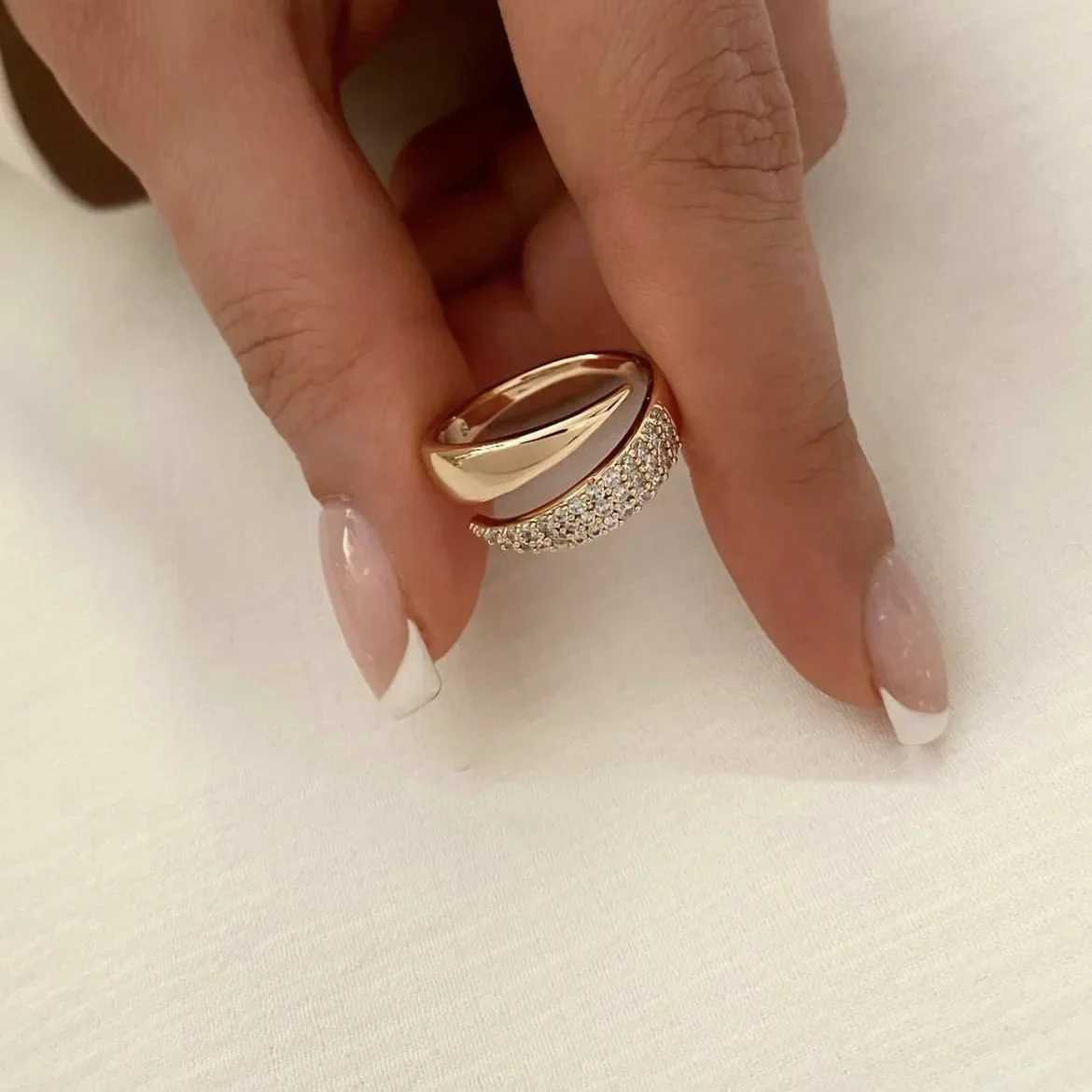 2024 Nwe Stainless Steel 18K Gold Plated Womens Sun Ring Hollow Metal Texture Ring Tren JewelryXJ250412