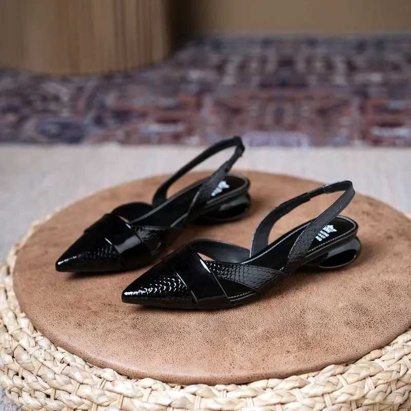 New Arrival Womens Sandals Luxury Designer Strap Shoes Womens Pointed Heel Gold Silver Red Pump Block Heel Sandals Femininas T250110