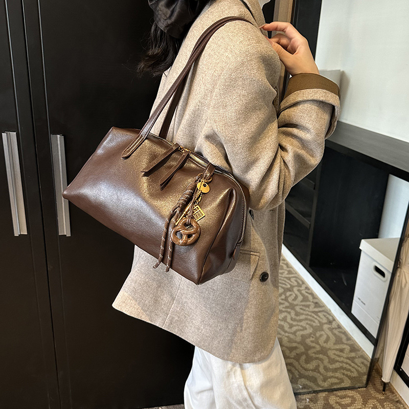 2025 Designer 2025 style 3 new free shipping designer Shoulder Bags for women outdoor casual Tassel packet black brown red Artwork vintage